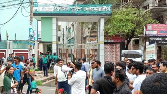 এসআই সুকান্তকে ছেড়ে দেওয়ার প্রতিবাদে  ছাত্র-জনতার কেএমপি সদর দফতরে ঘেরাও