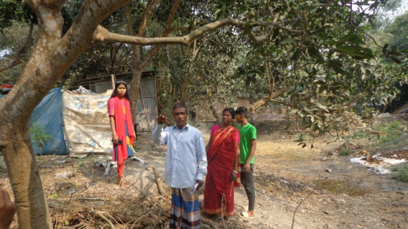 ফুলবাড়ীর চাঁদপাড়া গ্রামে একটি পরিবারের যাতায়াতের রাস্তা বন্ধ করে দেয় প্রতিপক্ষরা