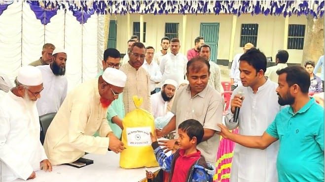 ঝালকাঠিতে যুবদল নেতার উদ্যোগে ১৫শ মানুষের মাঝে ঈদ উপহার বিতরণ