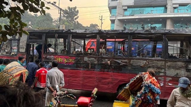 রাজধানীতে দুটি বাসে আগুন