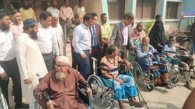 মেহেরপুরে সাইকেল ও হুইল চেয়ার পেলো ২১ শিক্ষার্থী ও ১১ প্রতিবন্ধী