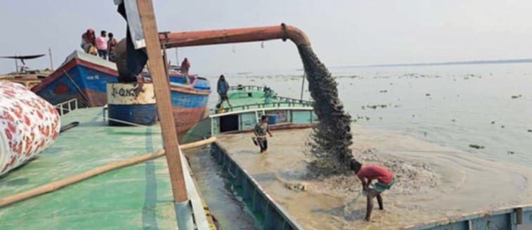 হরিরামপুরে অবৈধ বালু উত্তোলনের অপরাধে প্রশাসনের অভিযান ২ লাখ টাকা জরিবানা