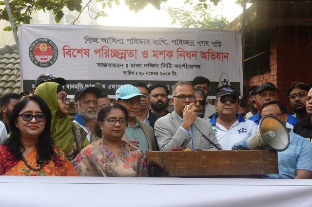 ডেঙ্গু নিয়ন্ত্রণে ধানমন্ডি এলাকায় ডিএসসিসির বিশেষ পরিষ্কার-পরিচ্ছন্নতা ও মশক নিধন অভিযান