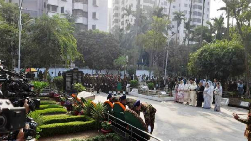 জাতীয় শহীদ সেনা দিবসে সামরিক কবরস্থানে স্বরাষ্ট্র উপদেষ্টা, তিন বাহিনী প্রধানের শ্রদ্ধা
