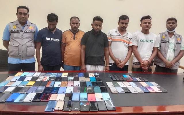 ১২৩টি চোরাই মোবাইল ফোন উদ্ধারসহ চোরাকারবারি চক্রের পাঁচ সদস্যকে গ্রেফতার করেছে ডিবি-ওয়ারী
