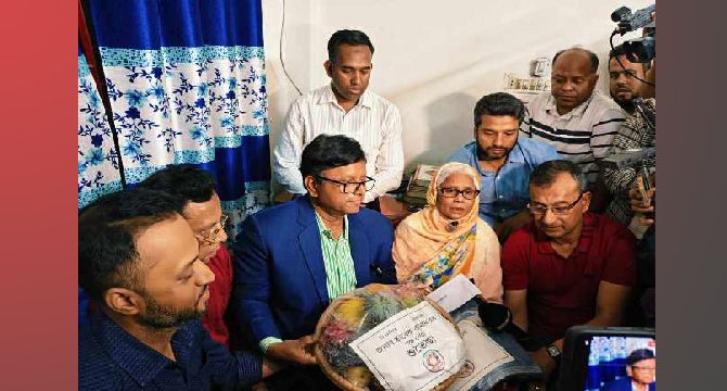 ধানের শীষে ভোট দিতে চাওয়া অসুস্থ বৃদ্ধার পাশে প্রধানমন্ত্রী তারেক রহমান