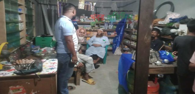 সিরাজদিখানের লতব্দী মোয়াজ্জেম খান সুপার মার্কেটের দোকানের টিন কেটে চুরি