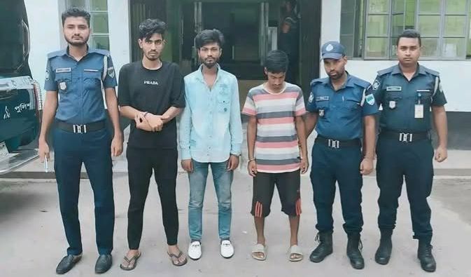 খুলনার রুপসা স্বামীকে আটকে রেখে স্ত্রীকে দলবদ্ধ ধর্ষণের অভিযুক্ত তিন জনকে আটক
