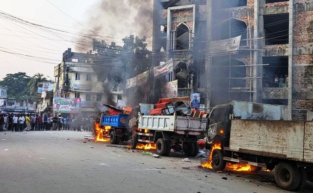 ভোলায় অবৈধ স্থাপনা উচ্ছেদ করায় পৌরসভার ৩টি গাড়ীতে আগুন দিলো দুর্বৃত্তরা