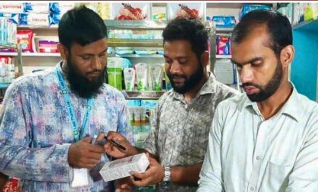 খুলনা রয়েল মোড়ে লাজফার্মায় নকল ওষুধ বিক্রির দায়ে মোক্তার পাঁচ লাখ টাকা জরিমানা
