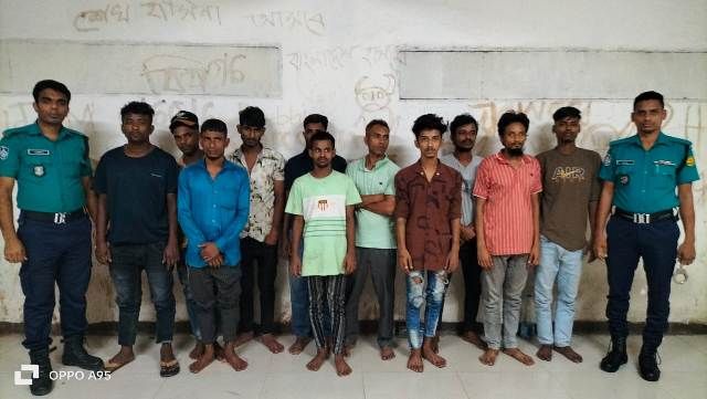 বিশেষ অভিযানে বিভিন্ন অপরাধে জড়িত ১২ জনকে গ্রেফতার করেছে মোহাম্মদপুর থানা পুলিশ