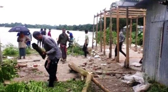 কাশিয়ানীর ভাটিয়াপাড়া বাজার সংলগ্ন মধুমতি নদীর বাঁধে তীব্র ভাঙ্গন ব্যবসায়ীরা আতঙ্কিত