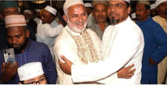 টাউন জামে মসজিদে ঈদের নামাজ শেষে সর্বস্তরের মানুষের সাথে কেসিসি প্রশাসক নজরুল ইসলাম মঞ্জুর শুভেচ্ছা বিনিময়