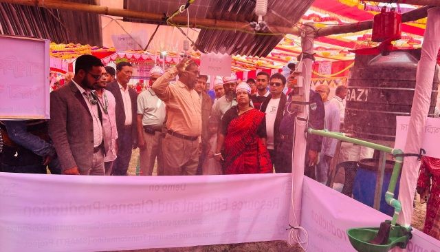 তালায় প্রাণিসম্পদ সপ্তাহে প্রযুক্তিনির্ভর গরু খামার স্টলে দর্শনার্থীদের ঢল