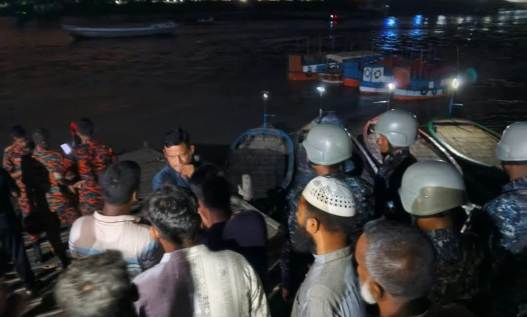 মোংলা নদীতে ট্রলার সংঘর্ষ: ছিটকে পড়ে নিখোঁজ বেশ কয়েকজন, উদ্ধার অভিযান