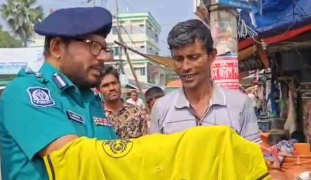 নিরাপত্তা-সচেতনতা বৃদ্ধিকল্পে কেএমপি’র টি-শার্ট বিতরণ কার্যক্রম উদ্বোধন করেন