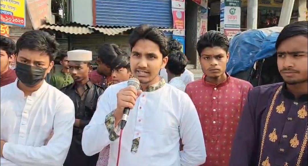 হাদির হত্যাকারীদের বিচারের দাবিতে বিরামপুরে ছাত্র-জনতার বিক্ষোভ ও দোয়া