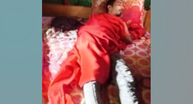 মাদকাসক্ত ছেলেকে শিকলে বাঁধলেন বাবা মা
