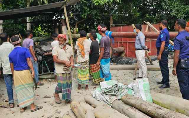সিরাজদিখানে ভ্রাম্যমাণ আদালত ৩ টি ড্রেজার বিকল ও বিপুল পরিমাণ পাইপ বিনষ্ট করছে