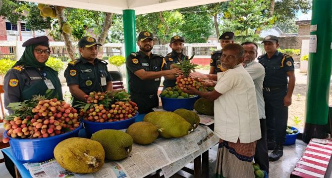 মাগুরা কারাগারে বন্দিদের মাঝে মৌসুমী ফল বিতরণ