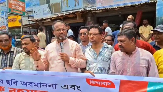 জয়পুরহাটে শহীদ জিয়ার ছবি অবমাননা ও তারেক রহমানকে কটুক্তির প্রতিবাদে মানববন্ধন