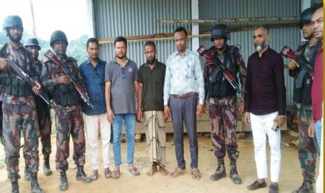 মায়ানমার সীমান্তে অপহৃত বাংলাদেশী নাগরিক দুলালকে  উদ্ধার করে দেশে ফিরিয়ে আনলো বিজিবি