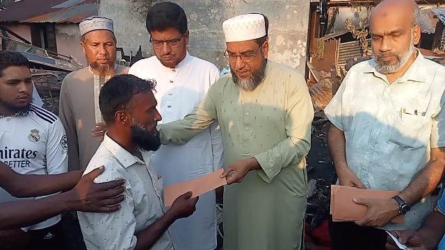ঝালকাঠির শশ্মানঘাটে অগ্নিকান্ডে ক্ষতিগ্রস্তদের জামায়াতের আর্থিক সহায়তা