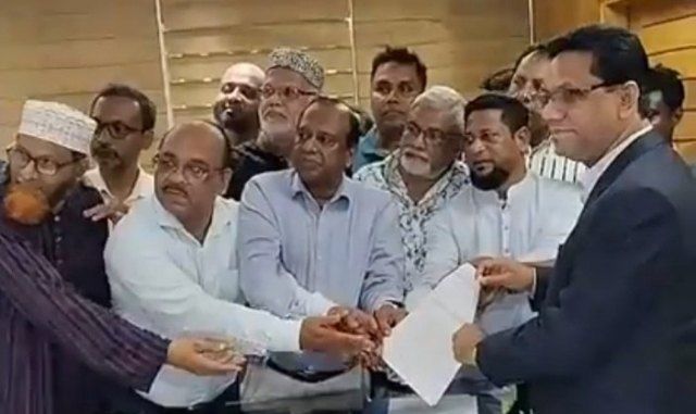 খুলনা বিভাগীয় কমিশনারের নিকট বাগেরহাট জেলার ৪টি সংসদীয় আসন পূনর্বহালের দাবিতে স্মারকলিপি