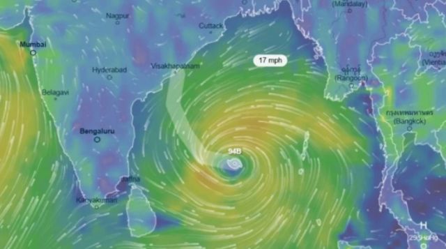 ঘূর্ণিঝড়ে রূপ নিতে পারে মোন্থা, আঘাত সন্ধ্যায়
