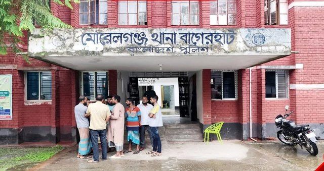 মোরেলগঞ্জে ব্যবসায়ী কে অপহরণ করে নিয়ে যাওয়ার সময় মাইক্রোবাসসহ ৪ জন আটক