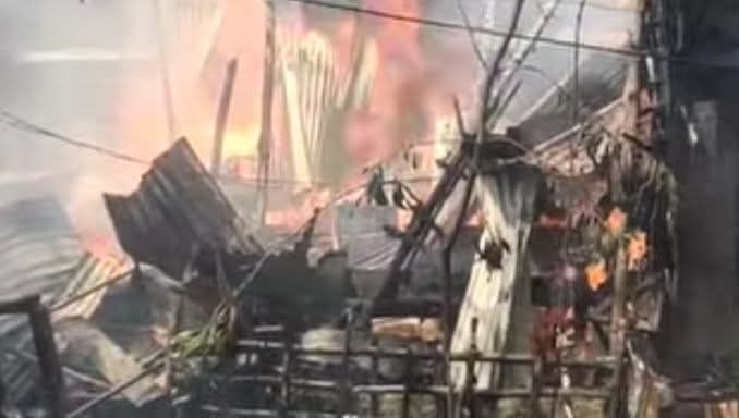 খুলনা নগরীর ৩১নং ওয়ার্ডে ক্ষেত্র খালি খালপাড় এলাকায় অগ্নিকাণ্ড.আতঙ্কিত স্থানীয় বাসিন্দা