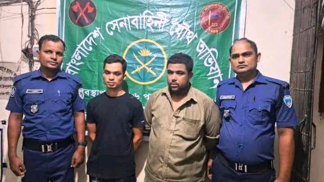রাণীশংকৈলে সেনাবাহিনীর অভিযানে ২ চাঁদাবাজ গ্রেফতার