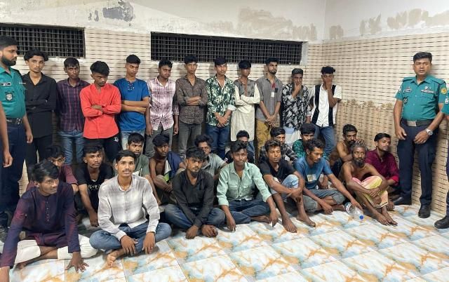 তেজগাঁও থানাধীন কারওয়ান বাজার ও আশপাশ এলাকায় সাঁড়াশি অভিযান: গ্রেফতার ৩০