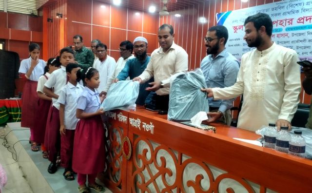 আত্রাইয়ে শিশু শিক্ষার্থীরা পেলো স্কুল ব্যাগ