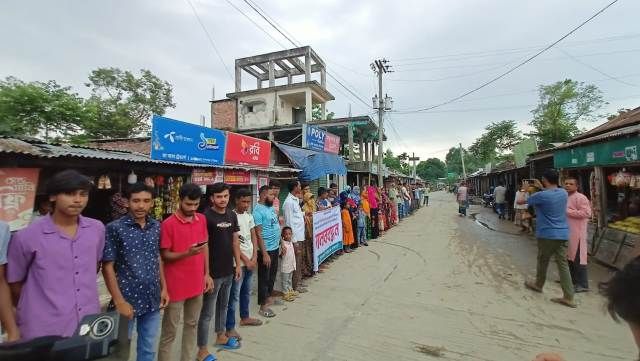 সুন্দরগঞ্জে দাদন ব্যবসায়ীর বিরুদ্ধে শতাধিক মিথ্যা মামলার অভিযোগে মানববন্ধন