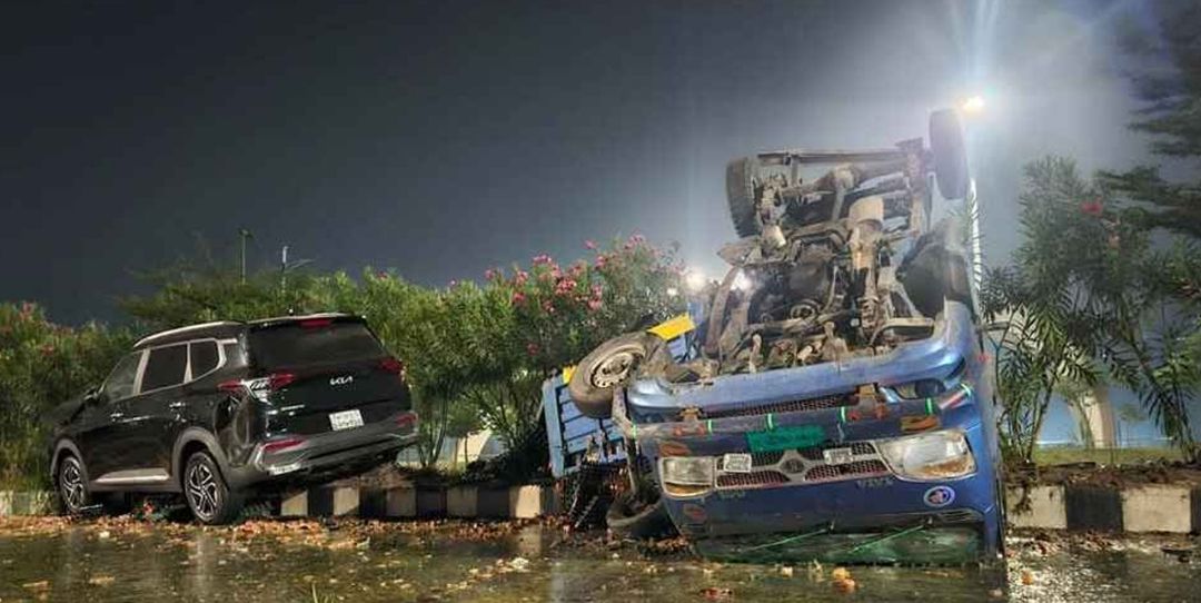মধ্যরাতে ৩০০ ফিটে ভয়াবহ সড়ক দুর্ঘটনা