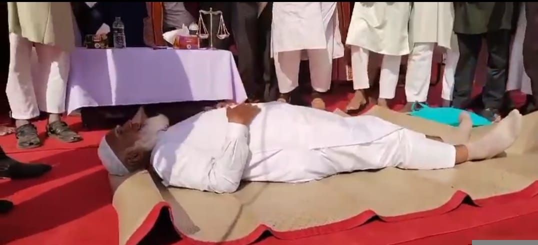 জনসভা মঞ্চেই শীতলপাটিতে শুয়ে পড়লেন জামায়াত আমীর