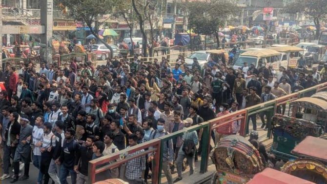 সায়েন্সল্যাব অবরোধ ঢাকা সেন্ট্রাল ইউনিভার্সিটির অধ্যাদেশ দাবিতে
