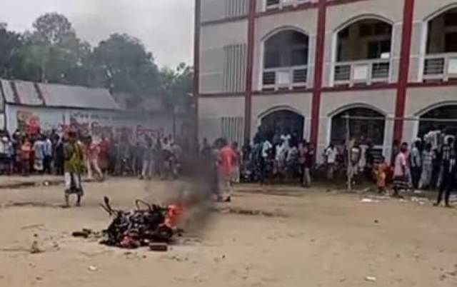 নওগাঁর মান্দার পরানপুর উচ্চ বিদ্যালয়ে প্রধান শিক্ষকের পদত্যাগের দাবিতে ব্যাপক বিক্ষোভ ও অগ্নি সংযোগ