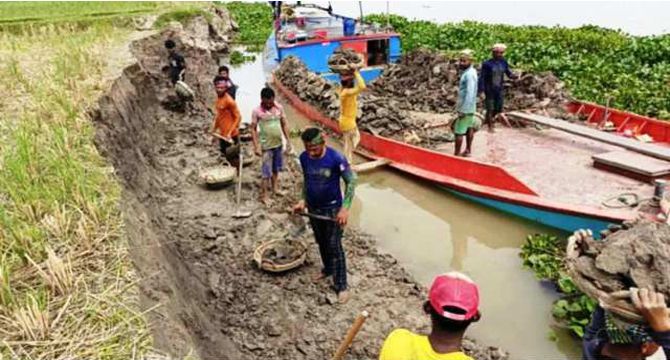 অবৈধভাবে ফসলি জমি থেকে মাটি কাটা বন্ধের জোর দাবি এলাকাবাসী
