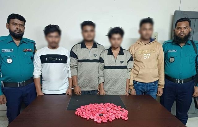 ইয়াবা বহনকালে ৭৮০০ পিস ইয়াবাসহ চার মাদক ব্যবসায়ীকে গ্রেফতার