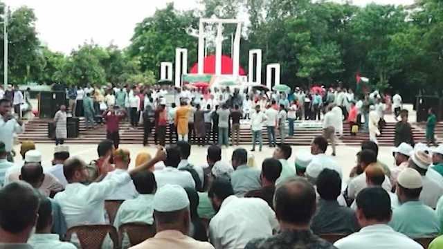 শহীদ মিনারে প্রাথমিক শিক্ষকদের অবস্থান ৩ দাবিতে