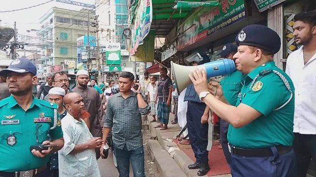 খুলনা মেট্রোপলিটন পুলিশের উদ্যোগে ফুটপাতে অবৈধ দখল উচ্ছেদ অভিযান চালিয়েছে