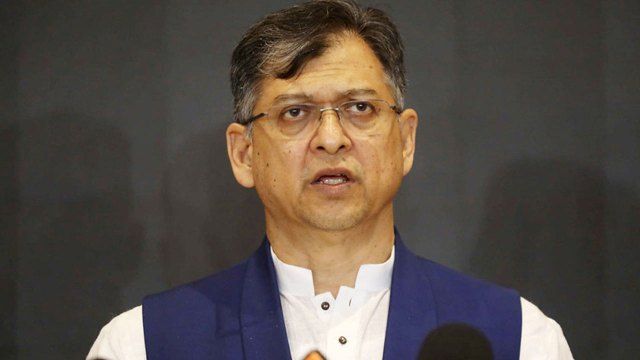 ডাকসুতে বিজয়ীদের অভিনন্দন জানালেন সালাহউদ্দিন আহমদ