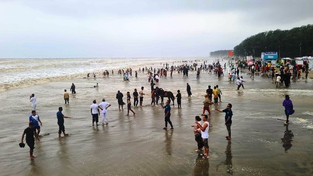 কক্সবাজারে সমুদ্রের রুদ্ররূপ, তবুও সাগর ছাড়েনি পর্যটকেরা