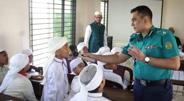 নিরাপদে রাস্তা ব্যবহারের নিয়ম কানুন সম্পর্কে ছাত্রছাত্রীদেরকে অবহিতকরণ কর্মসূচি