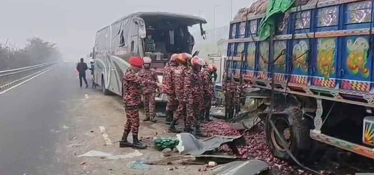 ঢাকা-মাওয়া এক্সপ্রেসওয়েতে ট্রাকে বাসের ধাক্কা, নিহত ১