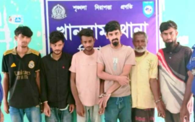 খানসামায় পুলিশের বিশেষ অভিযানে ৬ মাদক কারবারি গ্রেফতার