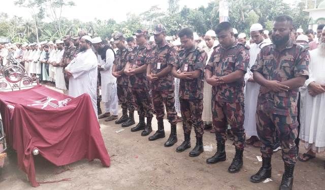 দেশের সার্বভৌমত্ব রক্ষায় বিজিবি সৈনিক আকতার হোসেনের অনন্য আত্মত্যাগ; সামরিক মর্যাদায় দাফন সম্পন্ন
