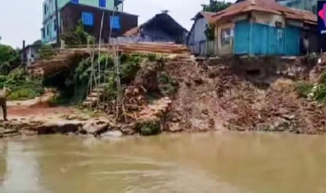 মেঘনার ভাঙনে বিলীনের পথে চাতলপাড় চকবাজার, আতঙ্কে ব্যবসায়ীরা